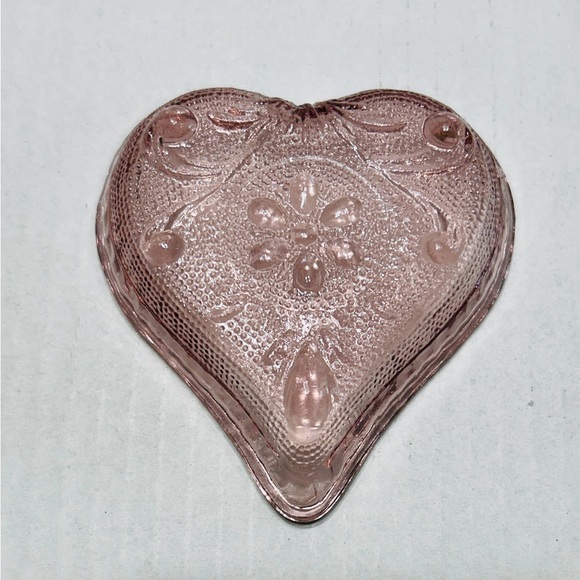 Vintage Indiana glass heart shaped TIARA dish in mauve color. Mint condition. - Picture 2 of 3